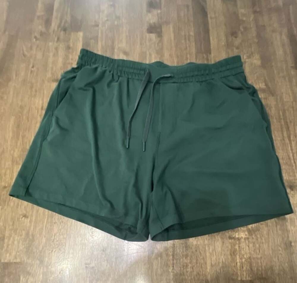 Lululemon Athletic Shorts Size XL Green Drawstring Pockets